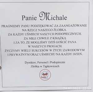 treść podziękowań: Panie Michale, pragniemy Panu podziękować za zaangażowanie na rzecz naszego żłobka. Za każdy uśmiech naszych podopiecznych. Za miłe chwile z książką i za to, że mogliśmy dziś gościć Pana w naszych progach. Życzymy wielu sukcesów życiu zawodowym i prywatnym oraz uśmiechu na każdy dzień. Dyrektor, Personel i Podopieczni Żłobka w Tąpkowicach. Pod życzeniami logo żłobka z wizerunkiem misia brązowego pod daszkiem domku, z napisem żłobek w Tąpkowicach