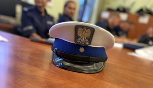 na zdjęciu czapka ruchu drogowego na blacie stołu