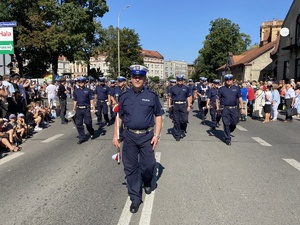 na zdjęciu orkiestra komendy wojewódzkiej policji w Katowicach na ulicach miasta