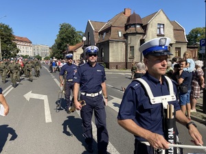 na zdjęciu członkowie orkiestry komendy wojewódzkiej policji w Katowicach w trakcie przemarszu