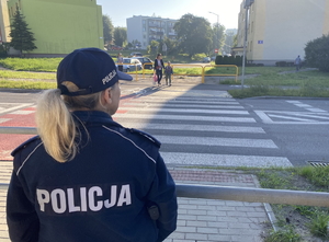 na zdjęciu policjantka obserwująca przejście dla pieszych