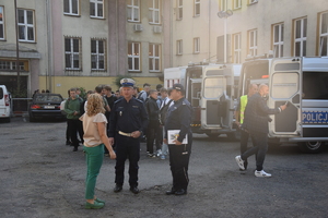 na zdjęciu policjanci i inne osoby biorące udział w przedsięwzięciu na placu szkolnym, gdzie stoją radiowozy i inne atrakcje