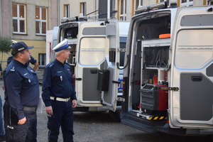 na zdjęciu policjanci i inne osoby biorące udział w przedsięwzięciu na placu szkolnym, gdzie stoją radiowozy i inne atrakcje