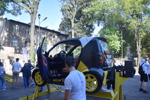 na zdjęciu policjanci i inne osoby biorące udział w przedsięwzięciu na placu szkolnym, gdzie stoją radiowozy i inne atrakcje