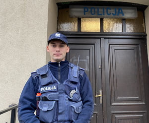 na zdjęciu sierżant Roch przed drzwiami, nad którymi widnieje napis policja