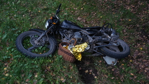 na zdjęciu uszkodzony motorower leżący na boku w rowie