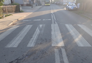 na zdjęciu ulica i radiowóz oraz inne samochody