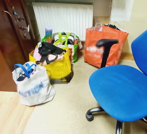 na zdjęciu skradziony towar w reklamówkach na ziemi przy kaloryferze