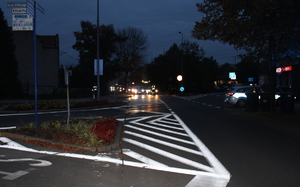 na zdjęciu skrzyżowanie na którym stoi policjant i pojazdy