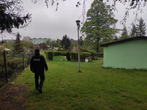 na zdjęciu policjant na działce rekreacyjnej