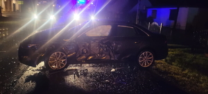 na zdjęciu samochód na jezdni uszkodzony
