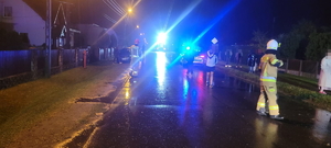 na zdjęciu jezdnia i pojazdy biorące udział w kolizji