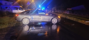 na zdjęciu samochód na jezdni