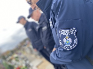 na zdjęciu rękaw z naszywką kapelan policji