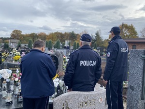 na zdjęciu zastępca komendanta powiatowego, komendant komisariatu z kalet i kapelan nad grobami zmarłych kolegów