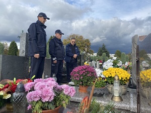 na zdjęciu zastępca komendanta powiatowego, komendant komisariatu z kalet i kapelan nad grobami zmarłych kolegów