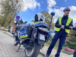 na zdjęciu policjant przy motocyklu