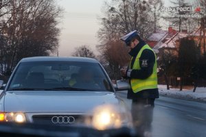 na zdjęciu policjant przy samochodzie w trakcie kontroli