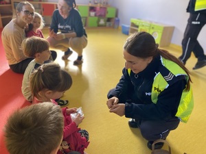 na zdjęciu policjantka z dziećmi