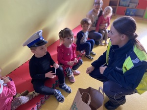 na zdjęciu policjantka z dziećmi