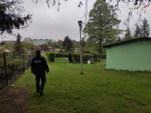 na zdjęciu policjant na działce rekreacyjnej