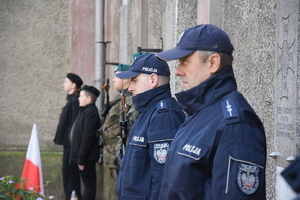 na zdjęciu policjanci, żołnierze i harcerze w trakcie pełnienia warty honorowej pod pamiątkowymi tablicami