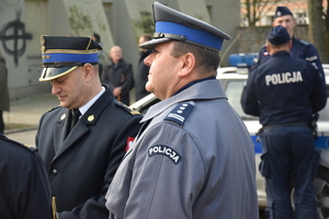 na zdjęciu komendant powiatowy policji i komendant powiatowy państwowej straży pożarnej