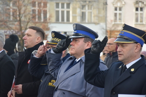 na zdjęciu komendant powiatowy policji, straży pożarnej i straży miejskiej oddający honor
