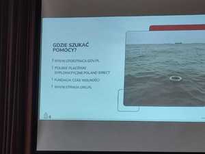 na zdjęciu ekran, na którym wyświetlane są treści związane z handlem ludźmi