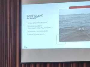 na zdjęciu ekran, na którym wyświetlane są treści związane z handlem ludźmi