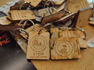 na zdjęciu breloczki z napisem stop handlowi ludźmi