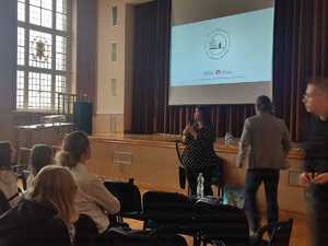 na zdjęciu aula szkolna, w której prowadzone jest spotkanie