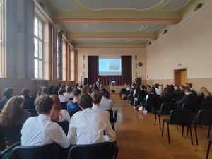 na zdjęciu aula szkolna, w której prowadzone jest spotkanie