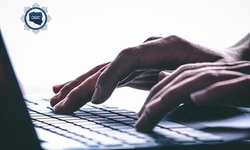 na zdjęciu dłonie na klawiaturze komputera