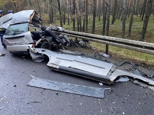 na zdjęciu rozbity samochód osobowy przy drogowych barierkach