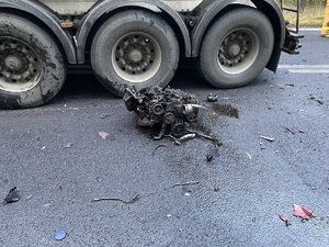 na zdjęciu blok silnika na jezdni przy kołach naczepy