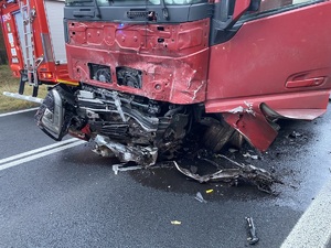 na zdjęciu rozbity przód ciągnika siodłowego koloru czerwonego
