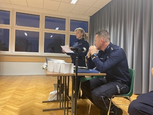 na zdjęciu policjanci przy stoliku
