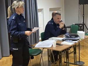 na zdjęciach policjanci przy stoliku