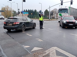 na skrzyżowaniu policjant kierujący ruchem i pojazdy