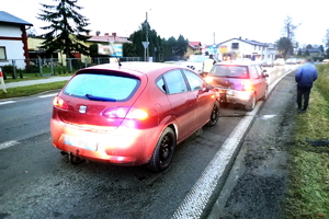 na zdjęciu samochodu na jezdni