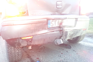 na zdjęciu tył uszkodzone samochodu na jezdni