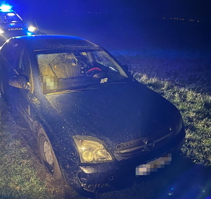 na zdjęciu samochód osobowy na polnej drodze