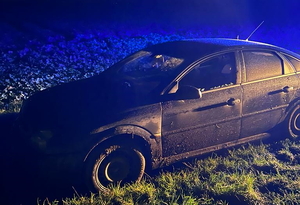 na zdjęciu samochód na drodze polnej z wybitą szybą