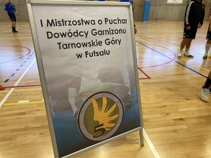 na zdjęciu baner z napisem pierwsze mistrzostwa o puchar dowódcy garnizonu w futsalu