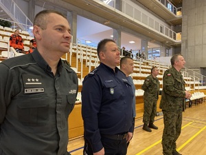 na zdjęciu od lewej dyrektor aresztu, komendant policji i dowódca wojska