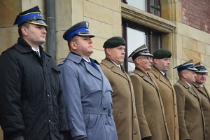 Na zdjęciu widoczny przedstawiciel Straży Pożarnej, Policji oraz Żołnierze
