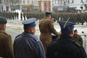 Na zdjęciu widoczni zaproszeni goście i żołnierze