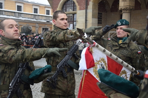 Na zdjęciu widoczni żołnierze przysięgający na sztandar