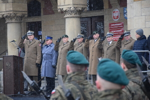 Na zdjęciu widoczni mundurowi oddający honor